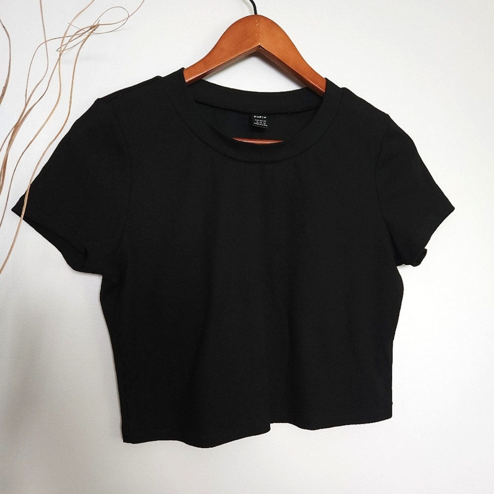 Black short sleeve crop top